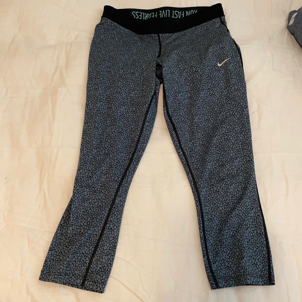 Nike crop legging smoky blue snakeskin/eggshell M
